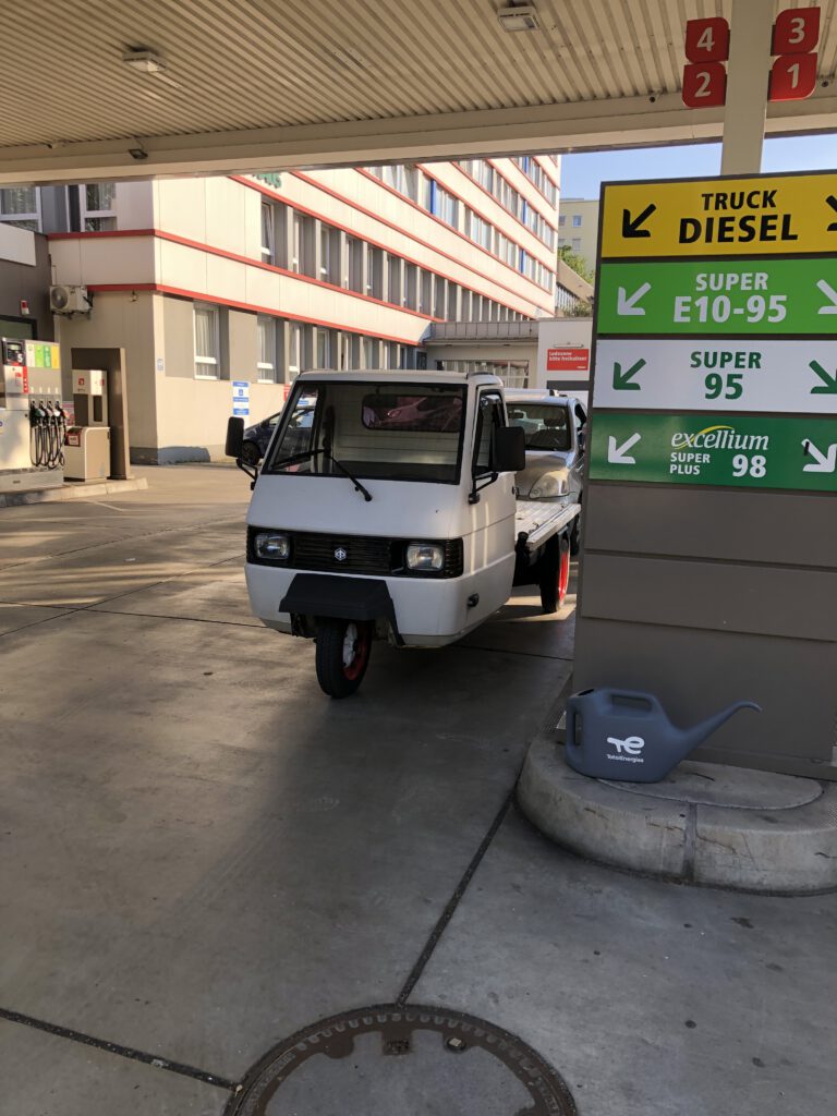 Eine Tankstelle irgenwo in München. Boxenstop für die Ape TM 703. Was gibts: natürlich SUPER. Und feines Zweitaktöl. 